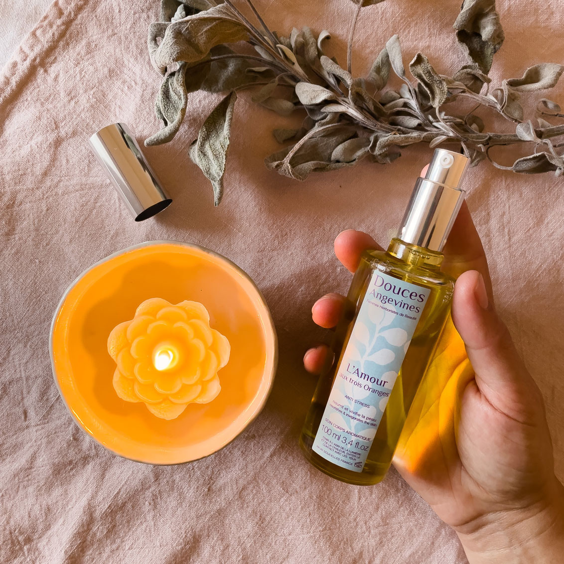 Produits de la marque Douces Angevines, des cosmétiques bio, naturels et artisanaux, nous le proposons pour nos massages aux huiles à l'institut Le Cocon à Ballaison.